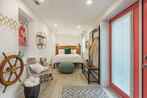 4 bedrooms, iron/ironing board, Internet, bed sheets - Pet Friendly / Hot Tub / Close to Everything (Key West)