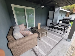 Outdoor dining - Sunny Coastal Retreat in Bradenton - 3BR, 2B Short Drive to Beautiful Beaches. (Bradenton)