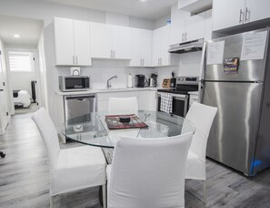 ثلاجة، ميكروويف، فرن، موقد طهي مسطح