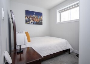 2 عدّة غرف نوم ومكتب ومكواة/لوح كي وسرير سفر