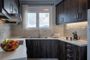 Horno, placa de cocina, cafetera o tetera y tostadora