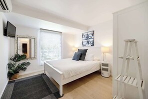 5 bedrooms, iron/ironing board, WiFi, bed sheets - Noosaville Retreat with Pool and Walk to River (Noosaville)