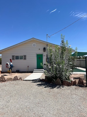 Exterior - Trista's Farmhouse 4-bedroom in Hanksville close to Lake Powell and Capitol Reef (Hanksville)