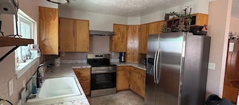 Trista's Farmhouse 4-bedroom in Hanksville with EV Charger