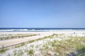 On the beach - Charming 2bedroom ocean view beach front condo in Seaside Hts w pool, AC, WiFi (Seaside Heights)