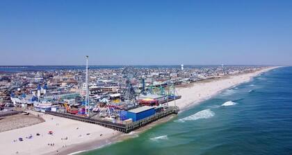 Charming 2bedroom ocean view beach front condo in Seaside Hts w pool, AC, WiFi