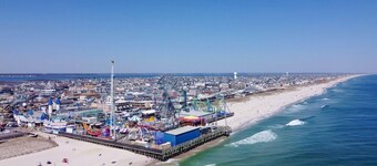 Charming 2bedroom ocean view beach front condo in Seaside Hts w pool, AC, WiFi