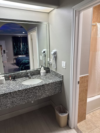 Basic Single Room, 1 Bedroom, Smoking, Bathtub | Bathroom. Scottish inns & suites