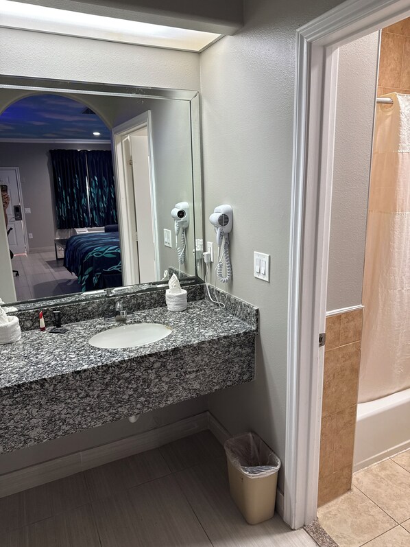 Basic Single Room, 1 Bedroom, Smoking, Bathtub | Bathroom | Bathtub, hair dryer, towels, soap - Scottish inns & suites (Houston)