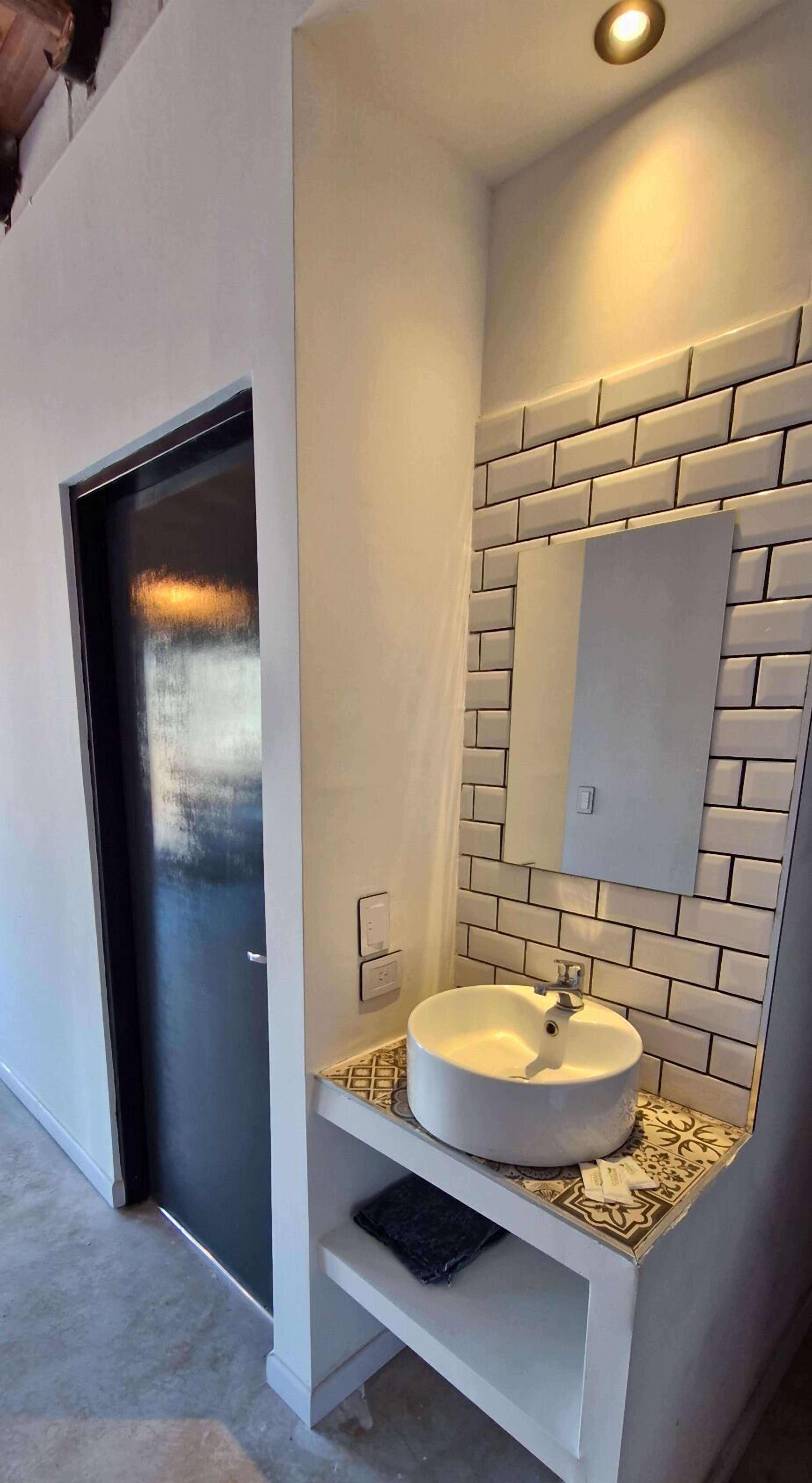 デラックス デュープレックス 3 ベッドルーム バルコニー レイクビュー | バスルーム | シャワー、タオル、石鹸、トイレットペーパー