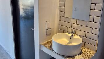 Dúplex Deluxe, 3 dormitoris, balcó, vistes al llac | Bany | Dutxa, tovalloles, sabó i paper higiènic