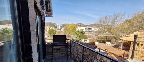 Toetasjesleilighet – deluxe, 3 soverom, balkong, utsikt mot innsjø | Terrasse/patio