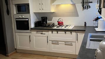 Een koelkast, een microgolfoven, een oven, een kookplaat