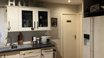 KĂŒhlschrank, Mikrowelle, Ofen, Herdplatte