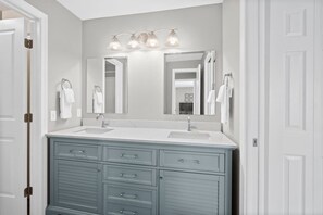 Shower, hair dryer, towels, shampoo - Tropical Townhome I Patio/Grill I Beach Gear I Mon (Cape Canaveral)