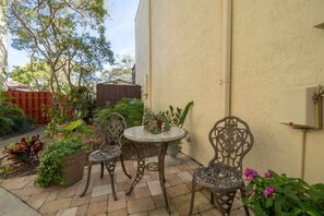 Outdoor dining - Tropical Townhome I Patio/Grill I Beach Gear I Mon (Cape Canaveral)