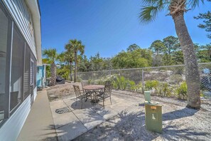 Outdoor dining - 500 Marlin Dr. - Great home with stunning views of St. Andrews St. Park with Golf Cart! (Panama City Beach)