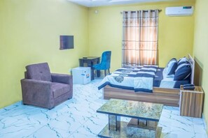 Desk, laptop workspace, blackout curtains, soundproofing - Zubee Villa Hotel (Abuja)