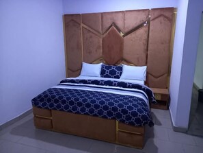 Habitació Deluxe, balcó, vistes a la ciutat | Escriptori, espai de treball apte per a portàtils i cortines opaques