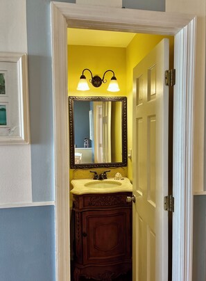 Douche, sèche-cheveux, serviettes fournies, savon