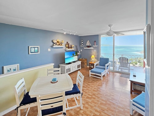 Beachy 2 Bedroom Coakley Bay Condo with AC, pool and backup generator.
