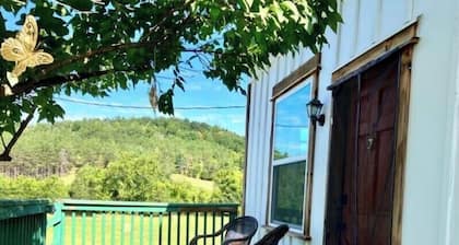 Charming cottage at the foot hills of the Shenandoah National Park