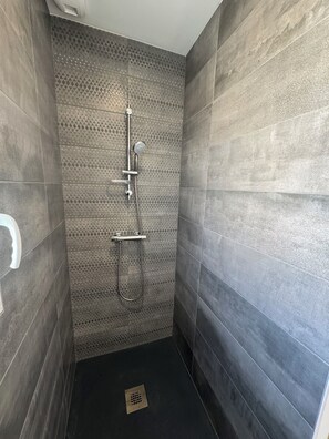 Doccia, asciugacapelli, asciugamani, sapone