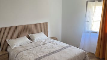 4 Schlafzimmer, Schreibtisch, Bügeleisen/Bügelbrett, Reisekinderbett