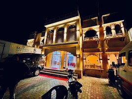 Desk, laptop workspace, iron/ironing board, free WiFi