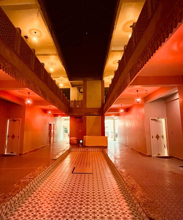 Desk, laptop workspace, iron/ironing board, free WiFi - siyavar palace (Orchha)