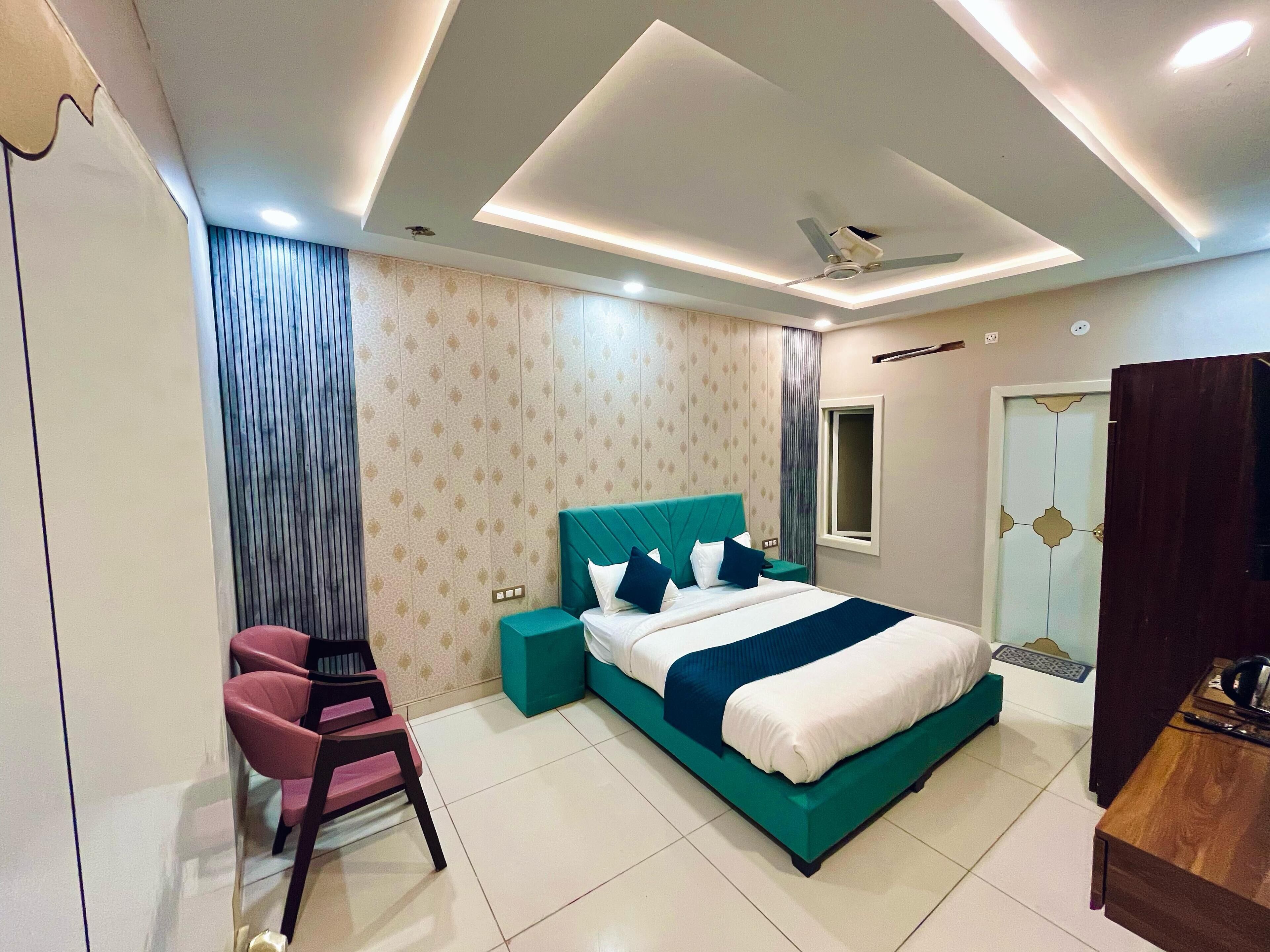 Skrivebord, arbejdsområde til bærbare computere, strygejern/strygebræt