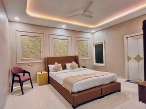 Desk, laptop workspace, iron/ironing board, free WiFi - siyavar palace (Orchha)