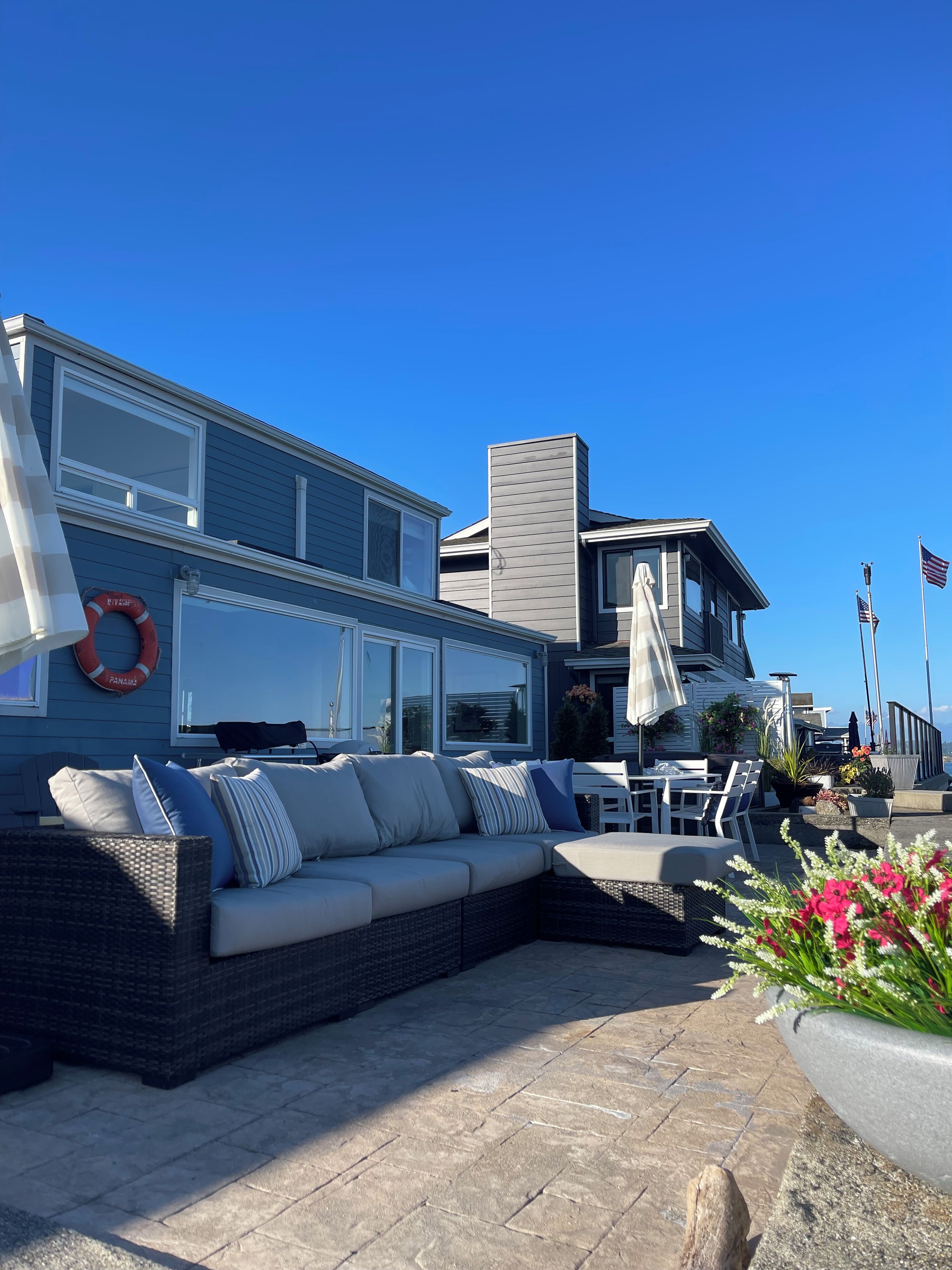 Una propietat residencial amb una àrea d'estar exterior espaiosa, una piscina i un flotador.