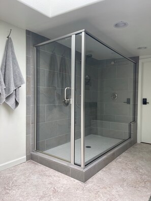 Dusche, Handtücher, Seife, Toilettenpapier