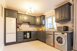 Microondas, horno, parrilla de estufa y lavavajillas