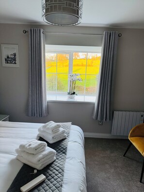 4 bedrooms, iron/ironing board, WiFi, bed sheets - No 31 Killarney Holiday Village for 8! Ideal Location! (Killarney)