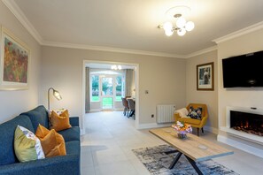 Smart TV, fireplace - No 31 Killarney Holiday Village for 8! Ideal Location! (Killarney)