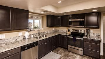 Réfrigérateur, four à micro-ondes, un four, surface de cuisson