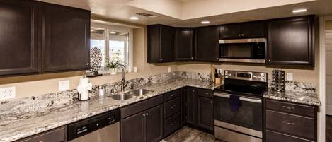 Een koelkast, een magnetron, een oven, een kookplaat