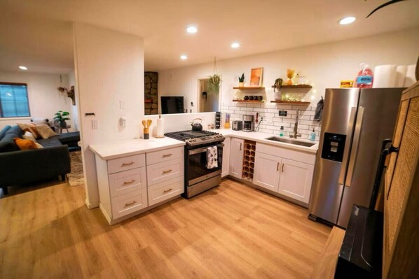 Frigorífico, microondas, horno y placa de cocina