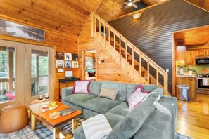 Smart-TV, Kamin, Bücher, Musikbibliothek