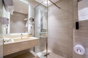 Separat badekar og dusj, hårføner, badekåper og tøfler