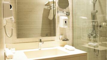 Badewanne und Dusche (separat), Haartrockner, Bademäntel, Hausschuhe