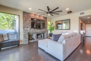 Smart TV, fireplace, books, stereo