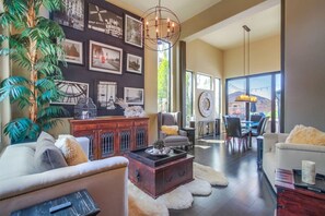 Smart TV, fireplace, books, stereo