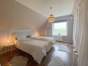 4 bedrooms, iron/ironing board, free WiFi