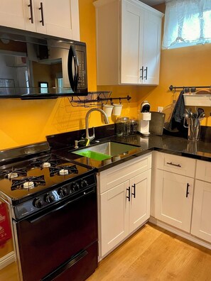 Fridge, microwave, oven, stovetop - 1-bedroom apartmt with full kitchen, bath, private entrance, fenced-in backyard. (San Diego)