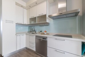 Geladeira, micro-ondas, fogão, cooktop