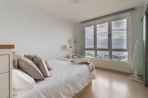 2 quartos, ferros/tábuas de passar roupa, berço de viagem