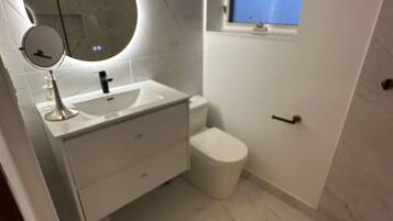 Haartrockner, Handtücher, Seife, Toilettenpapier